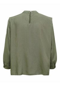 Olijfgroene blouse met lange mouwen, voorzien van een kleine knoopsluiting en een keyhole-opening bij de achterkant van de halslijn.