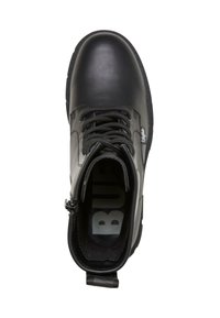 Stivale alla caviglia nero con tomaia in pelle lucida, chiusura con lacci, zip laterale e suola in gomma testurizzata con logo sulla soletta.