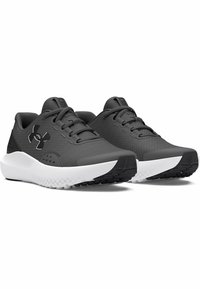 Musta urheilukengät, joissa on teksturoitu pinta, pyöreä kärki ja valkoinen välikanta. Ominaisuuksiin kuuluu nauhat ja kuvioitu musta pohja pidon parantamiseksi.