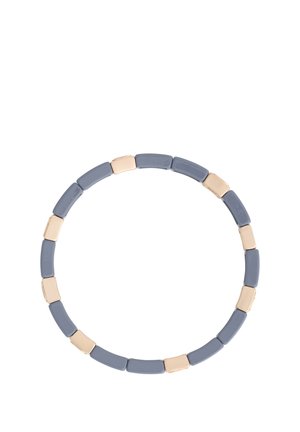 Strækarmbånd med vekslende rektangulære matte grå og skinnende beige perler arrangeret i en kontinuerlig sløjfe på en hvid baggrund.