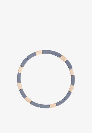 Bracelet extensible avec des perles rectangulaires mates grises et brillantes beige alternées, disposées en boucle continue sur fond blanc.