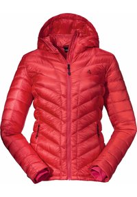 Giacca isolante rossa con cappuccio, caratterizzata da cuciture a forma di chevron, tasche laterali con zip e dettagli in hardware nero. Materiale morbido e leggero.