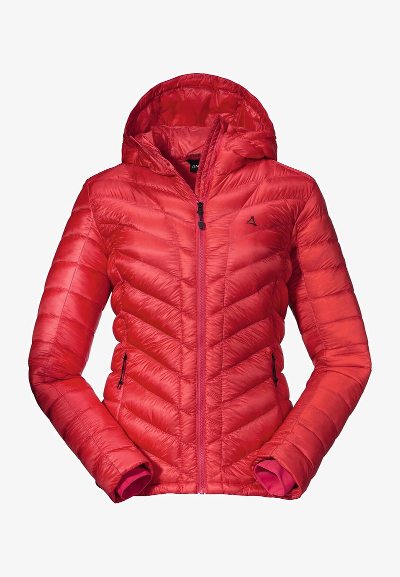 Giacca isolante rossa con cappuccio, caratterizzata da cuciture a forma di chevron, tasche laterali con zip e dettagli in hardware nero. Materiale morbido e leggero.