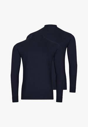 Zwei schlichte schwarze Langarmshirts mit Stehkragen, überlappend auf einem weißen Hintergrund dargestellt.