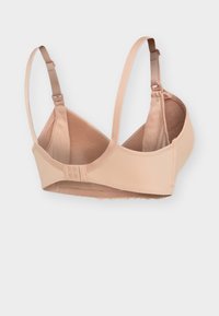 Bh-färgad behå med justerbara band, trehakebakstängning och mjuka, vadderade kupor på vit bakgrund.