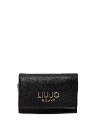 Portafoglio in pelle nera con texture e logo dorato "LIU·JO MILANO" sulla pattina frontale, design rettangolare e compatto.