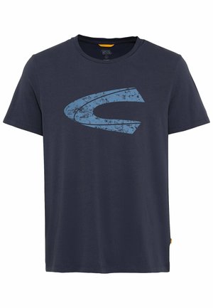 Marineblauwe korte mouw t-shirt van katoen, met een groot versleten lichtblauw logo op de voorkant en een ronde hals.