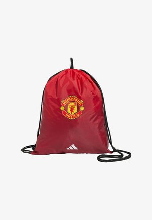 Sac à dos à cordon rouge en nylon, arborant le logo de Manchester United et la marque Adidas en blanc en bas. Texture lisse.
