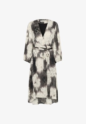 Fekete-fehér virágmintás ruha hosszú ujjakkal, mély V-nyakkal és megkötős derékkal, redőzött textúrával és szellős sziluettel.