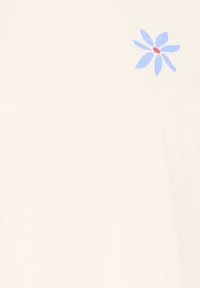 Kremna srajca z modrim cvetličnim vzorcem šestih cvetnih listov in rdečim sredinskim delom, iz lahkega, gladkega blaga.