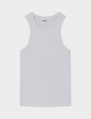 Wit geribd tanktopje met ronde hals en brede schouderbandjes, merklabel "DAY" binnenin de kraag genaaid.
