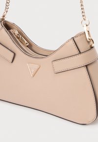 Piccola borsa beige in materiale sintetico testurizzato, con targhetta logo dorata, chiusura a zip e tracolla a catena.