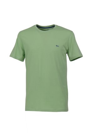 Groene T-shirt met korte mouwen, gemaakt van zachte stof, met een ronde hals, contrasterende marineblauwe afwerking, en een klein geborduurd logo op de linkerkant van de borst.