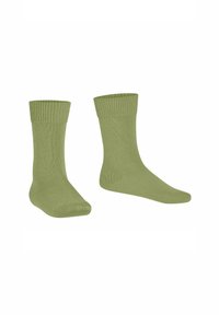 Para zielonych bawełnianych skarpetek z prążkowanymi mankietami, wystawionych pionowo na białym tle, eksponujących ich prosty design i fakturę.