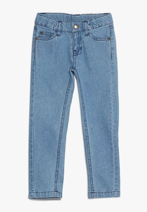 Jean en denim bleu clair pour enfants avec taille élastique, bouton à l'avant, passants pour ceinture et design à cinq poches.