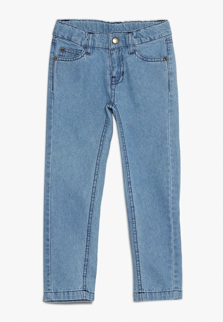 Jean en denim bleu clair pour enfants avec taille élastique, bouton à l'avant, passants pour ceinture et design à cinq poches.
