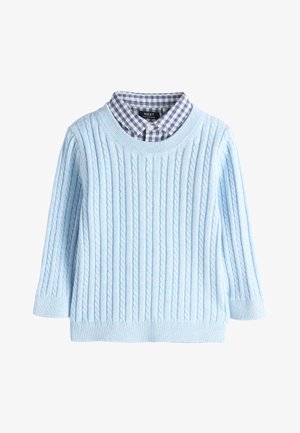 Hellblauer Zopfpullover über einem blau-weiß karierten Hemd mit Knöpfen, in Kindergröße.