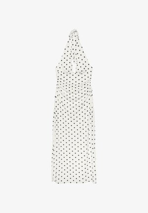 Witte maxi jurk met halternek, zwarte polkadots, geplooide taille en diepe V-hals.
