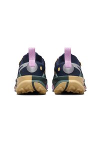 Zapatillas en tonos navy y pastel con un acabado texturizado, colores de acento en rosa, verde y amarillo, y una suela duradera para mayor tracción.