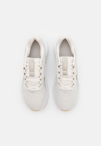 Nike Performance DOWNSHIFTER 13 - Silniční běžecké boty - phantom/neutral olive/light bone/light brown/sail