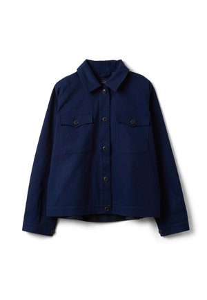 Chaqueta azul marino con botones, mangas largas, dos bolsillos delanteros con solapa y botones, y cuello puntiagudo sobre fondo blanco.