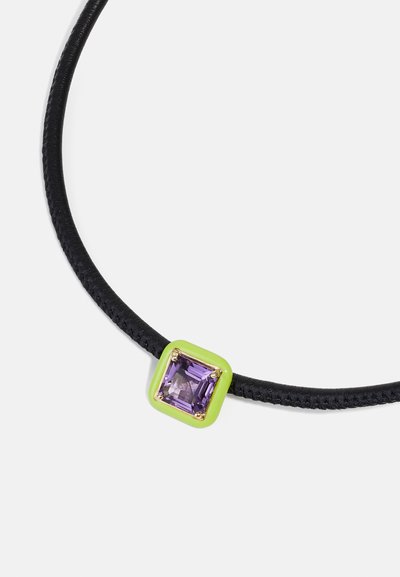 Colier din cordon împletit negru, decorat cu un accent pătrat de culoare verde deschis și o piatră prețioasă rectangulară de culoare purpurie, montată în aur.