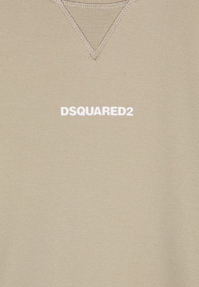 Beige sweatshirt med rund hals. Har en sydd V-detalj ved kragen og en stor hvit "DSQUARED2" logo foran.