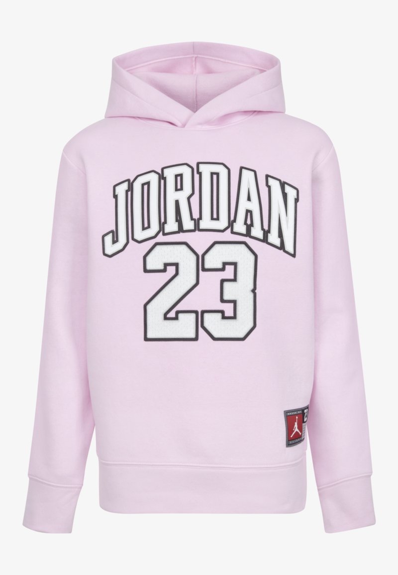 Sweat à capuche rose en tissu doux, avec l'inscription « JORDAN » et « 23 » en lettres noires et blanches, avec un écusson logo sur l'ourlet.