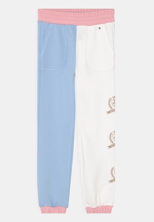 Pánské kalhoty z bavlněné směsi s lehce modrou levou nohavicí a bílou pravou nohavicí, růžovým pasem a zlatým logem.