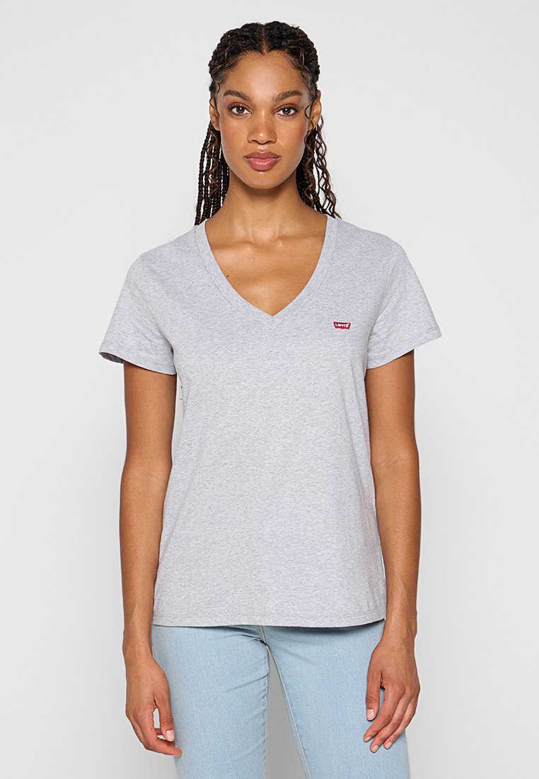 Graues V-Ausschnitt-T-Shirt aus Baumwolle, mit kurzen Ärmeln, featuring einem kleinen roten Levi's-Logo auf der linken Brust. Standardpassform, lässiges Design.