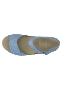 Helles blaues, gewebtes Leder-Schuhwerk mit offener Zehenpartie und Knöchelriemen; gepolsterte Innensohle, minimales Zubehör und glattes, rundes Design.