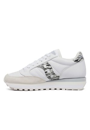 Scarpe da ginnastica bianche con tacco motivo grigio e nero a texture, punta in camoscio e lacci bianchi. Presentano suola in gomma e design minimalista.