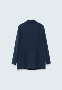 Blazer blu navy con colletto a punta, maniche lunghe e dettagli a tre bottoni sui polsini. Texture liscia e forma sartoriale, visto da dietro.