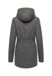 Grå isolerad parka-jacka med figursydd midja, dragsko och huva. Har en brun logotyp-lapp och tryckknappsmuddar. Slät tygstruktur.