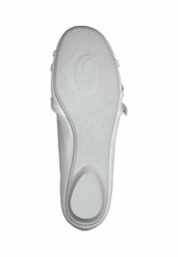 Fehér slip-on cipő sima szintetikus felső résszel és texturált gumitalppal. A talpon kör- és ovális minták találhatók a tapadás érdekében.