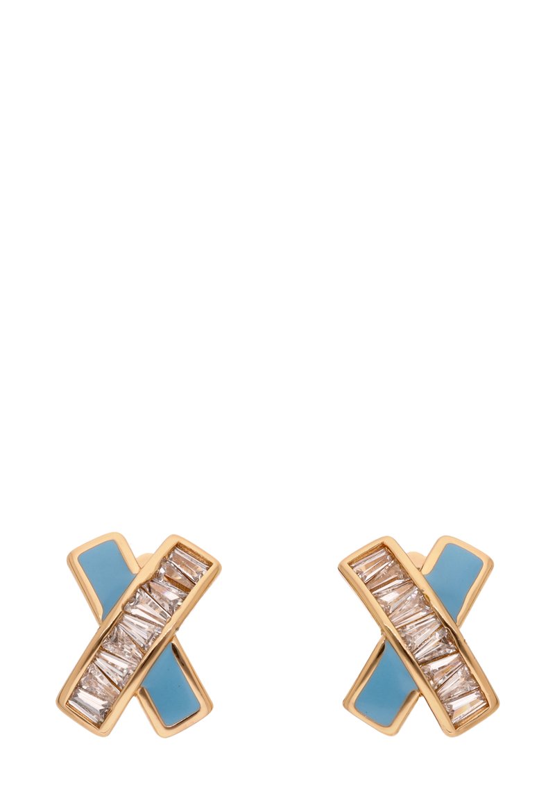 Oorringen met goudkleurige afwerking en een geometrisch "X"-design, voorzien van lichtblauwe emailaccenten en een rij rechthoekige heldere stenen.