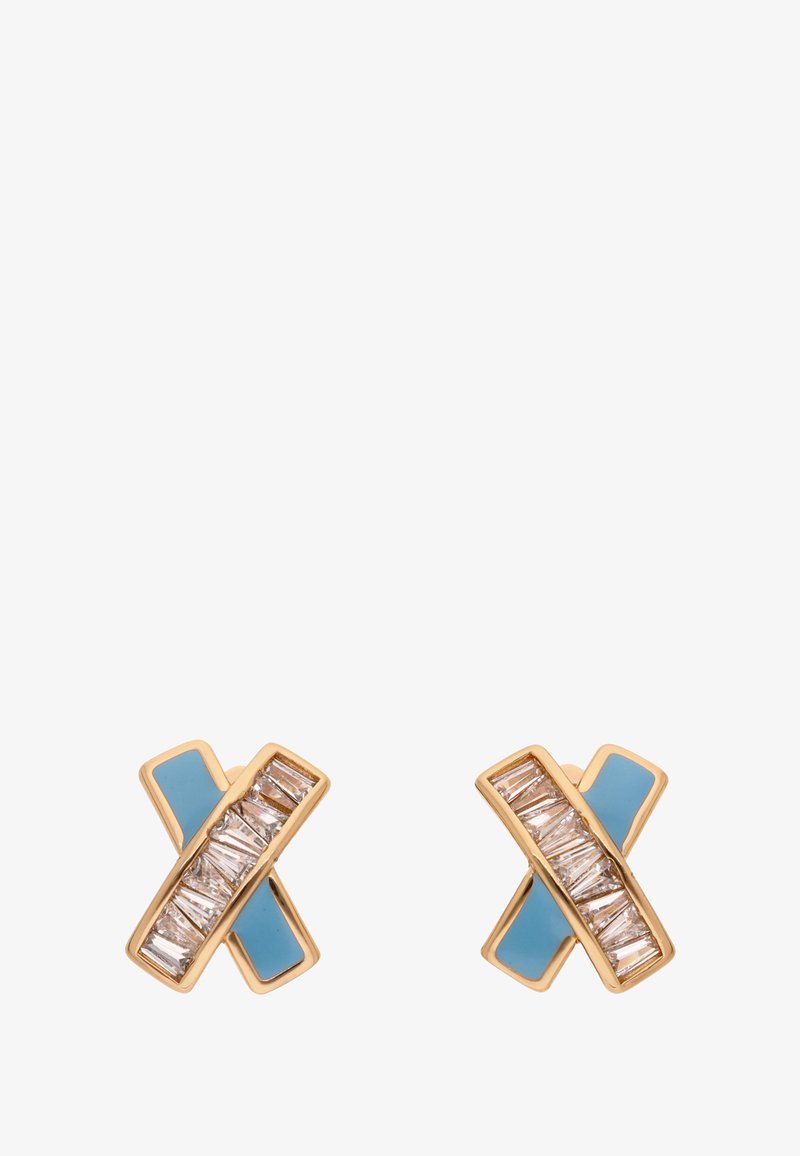 Oorringen met goudkleurige afwerking en een geometrisch "X"-design, voorzien van lichtblauwe emailaccenten en een rij rechthoekige heldere stenen.