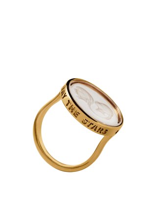 Anillo de oro con una parte superior clara y redonda que presenta dos grabados de mariposas y texto alrededor del borde que dice "ONLY THE STARS".