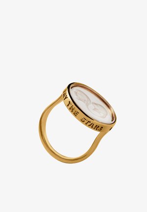 Anillo de oro con una parte superior clara y redonda que presenta dos grabados de mariposas y texto alrededor del borde que dice "ONLY THE STARS".