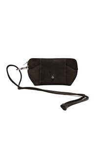 Pochette en daim noir avec fermeture éclair, poche avant et bandoulière en cuir amovible. Texture lisse avec un minimum de matériel.