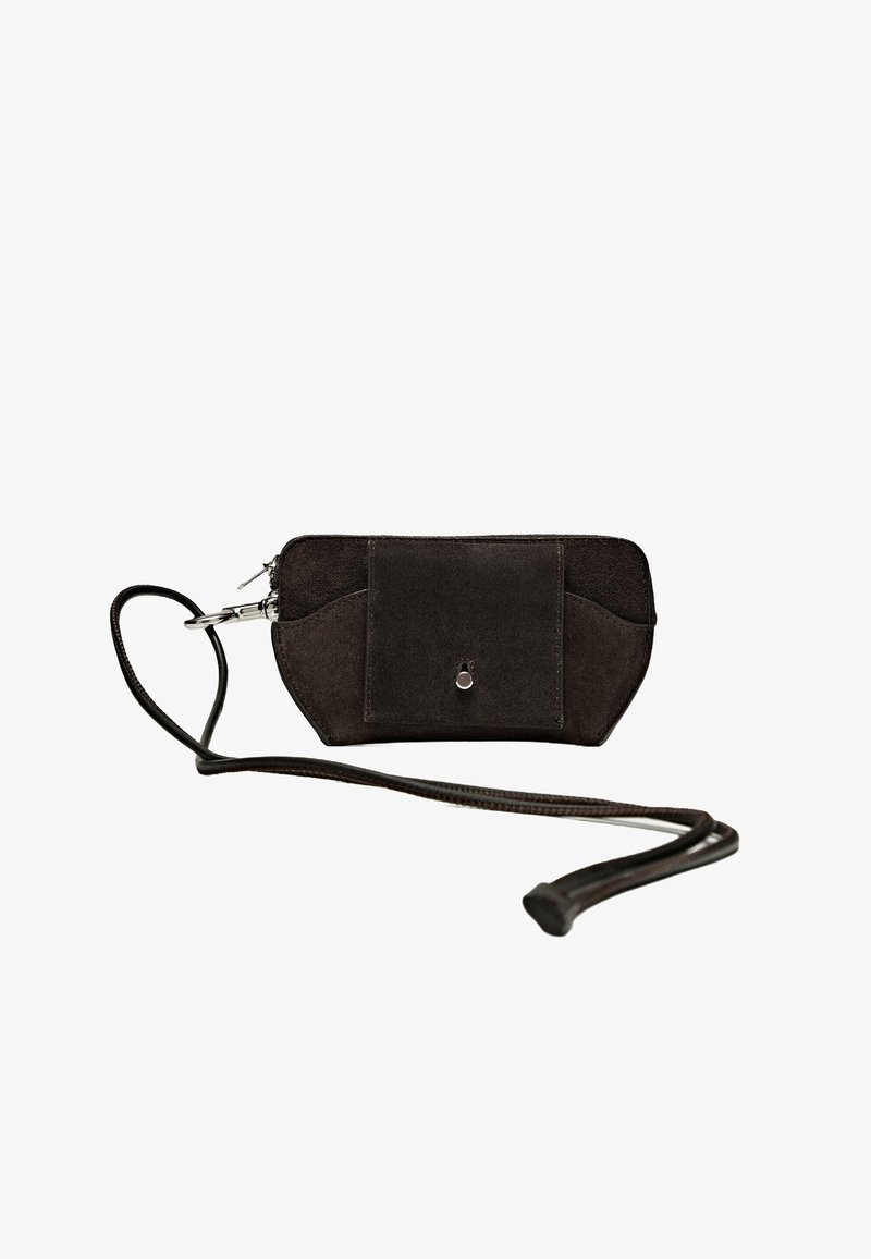 Pochette en daim noir avec fermeture éclair, poche avant et bandoulière en cuir amovible. Texture lisse avec un minimum de matériel.