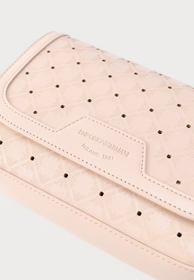 Μπεζ πορτοφόλι Emporio Armani με διάτρητο γεωμετρικό σχέδιο και ανάγλυφο λογότυπο "Emporio Armani Milano 1981" στο εμπρόσθιο καπάκι.