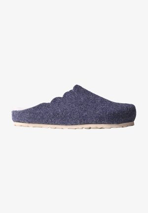 Donkerblauwe vilt slipper met een geschulpte rand, witte binnenvoering en een lichtgekleurde rubberen zool met gestructureerde grippatronen.