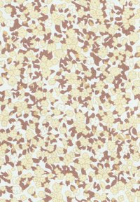 Kwiatowa tkanina z małymi żółtymi kwiatami i brązowymi liśćmi na jasnym tle. Wzór jest gęsto upakowany z misternymi detalami.