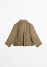 Hellbraune, kurze Jacke mit langen Ärmeln, Rückenfalte und elastischem Saum, flach auf weißem Hintergrund liegend.