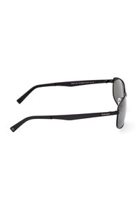 Gafas de sol polarizadas negras con un elegante marco de metal, lentes tintados y patillas rectas con un sutil logotipo en el lateral.