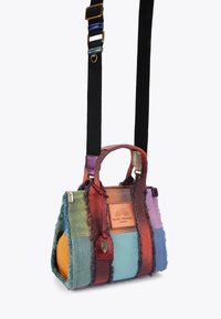 Kleurvolle patchwork handtas met een denim-achtige textuur, featuring een mix van blauwtinten, groentinten en roodtinten. Korte handvatten en een verstelbare schouderriem zijn inbegrepen.