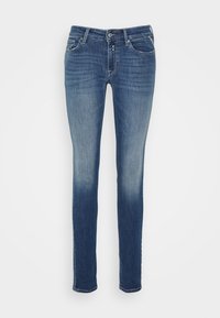 Jeans ajustados de mezclilla azul en un lavado medio, con cinco bolsillos, cierre de botón y un ligero desvanecimiento en las rodillas y los muslos.