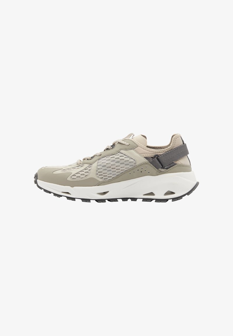 Beige Sport-Schuh mit Mesh-Einsätzen, dicke weiße Zwischensohle, schwarze Gummisohle und einer Hinterlasche für einfaches An- und Ausziehen.