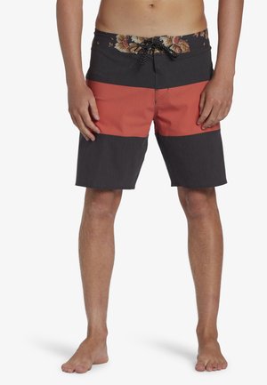 Shorts de baño para hombre con un diseño de bloques de color negro, coral y gris, con una cinturilla floral y cierre de cordón. Textura suave.